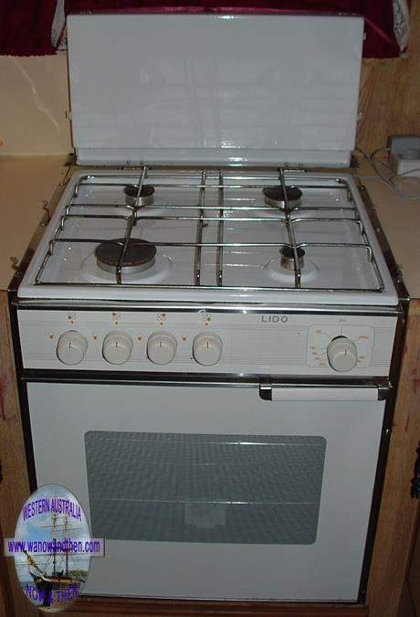 Caravan gas cooker and oven