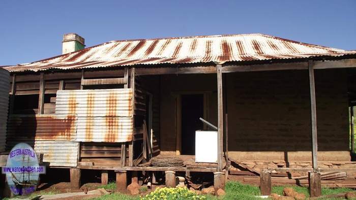 Abandoned farmhouse on the Pinjarra - Williams road