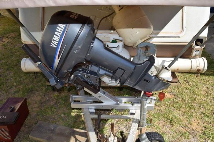 The outboard simply clips to the carrier